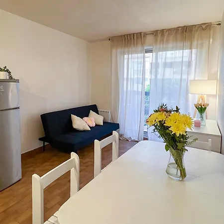 A La Apartment *